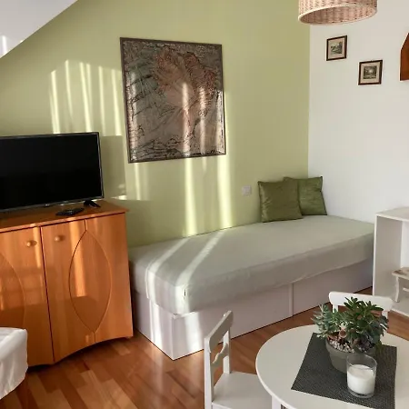 Apartment Natasha's Garden House *